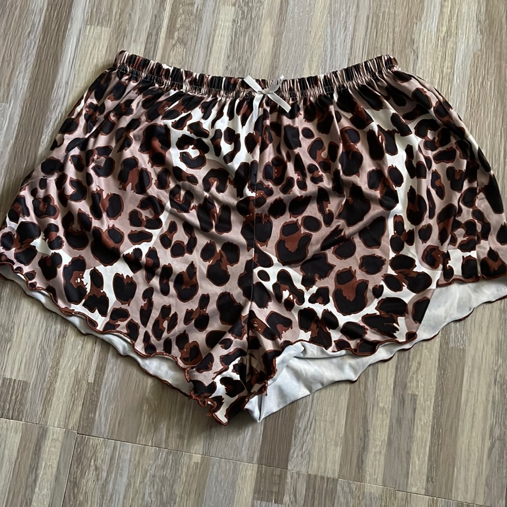 SHEIN pajama shorts leopard print size large (A5)